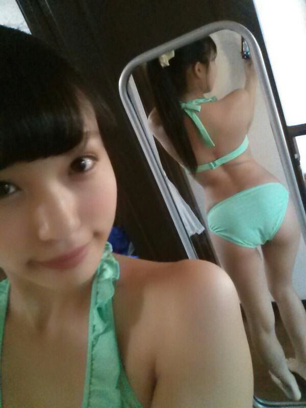 現役JKグラドル・小林かれん(17)のスレンダーボディとプリケツがたまらんwww後ろからイタズラしたいwww【エロ画像】