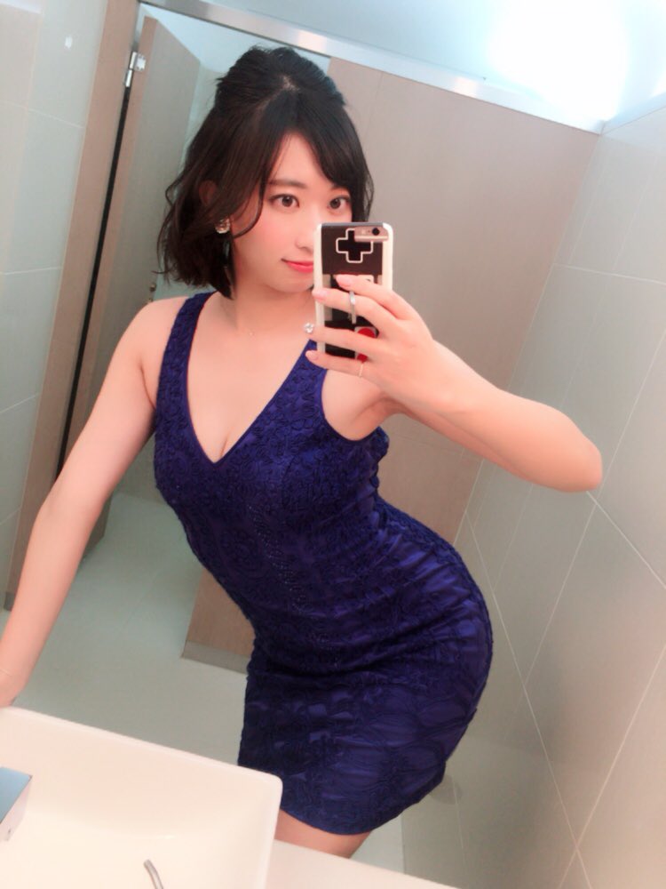 倉持由香(26)ドレス姿、サンタコスのデカ尻自画撮りが抜けるｗｗ【エロ画像】