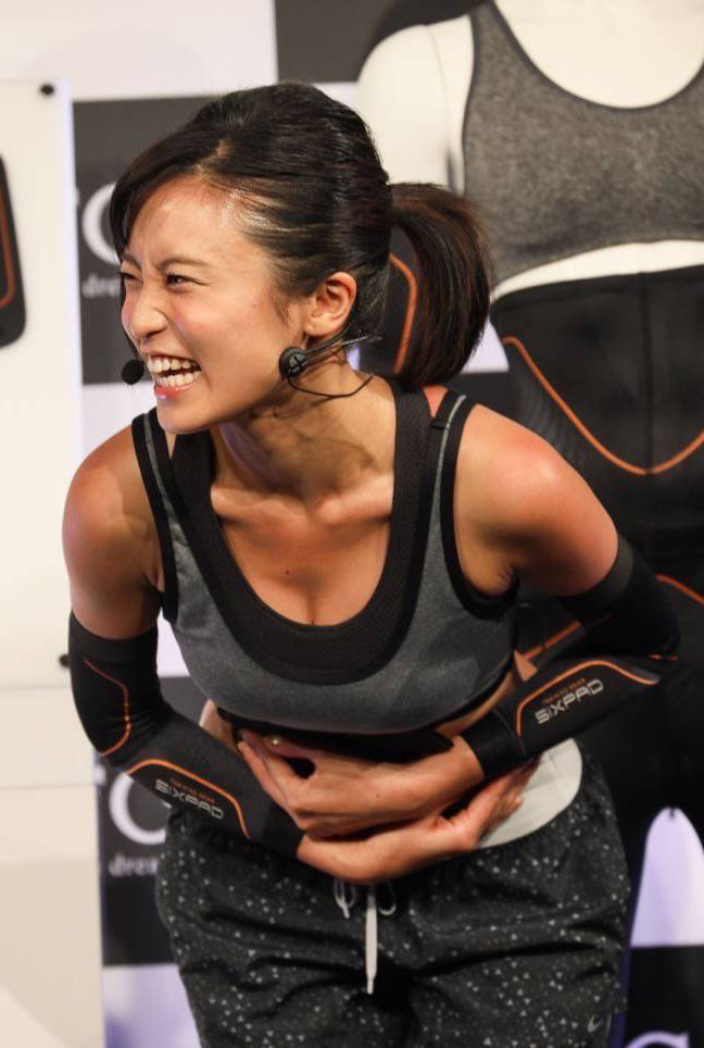 小島瑠璃子(23)胸チラアピールがエロすぎてシックスパックに目がいかない件ww【エロ画像】