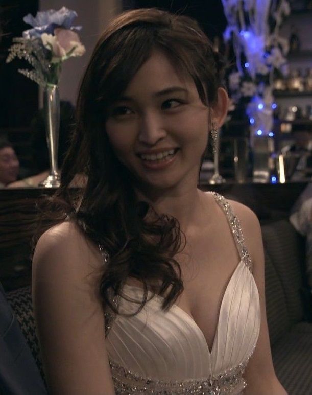 岡本玲(23)がキャバ嬢役で谷間披露www玲ちゃんに抱きつく松也が許せんwww【エロ画像】