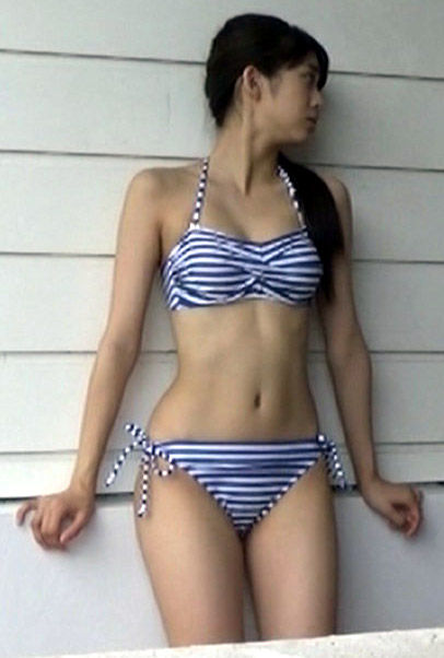 モー娘。牧野真莉愛(15)のくびれがエロい!水着姿で現役JKのピチピチボディ披露!1st写真集でプリケツ!