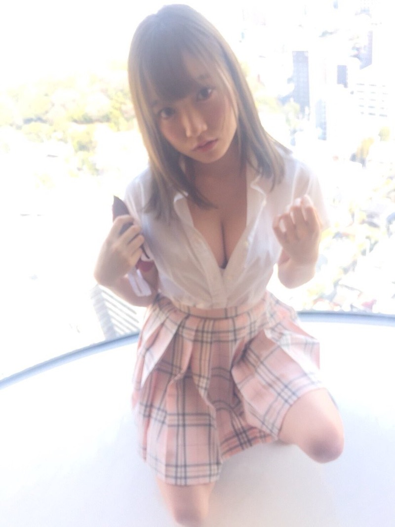 夢アド京佳(18)の自画撮りの巨乳胸チラがぐうシコwww【エロ画像】