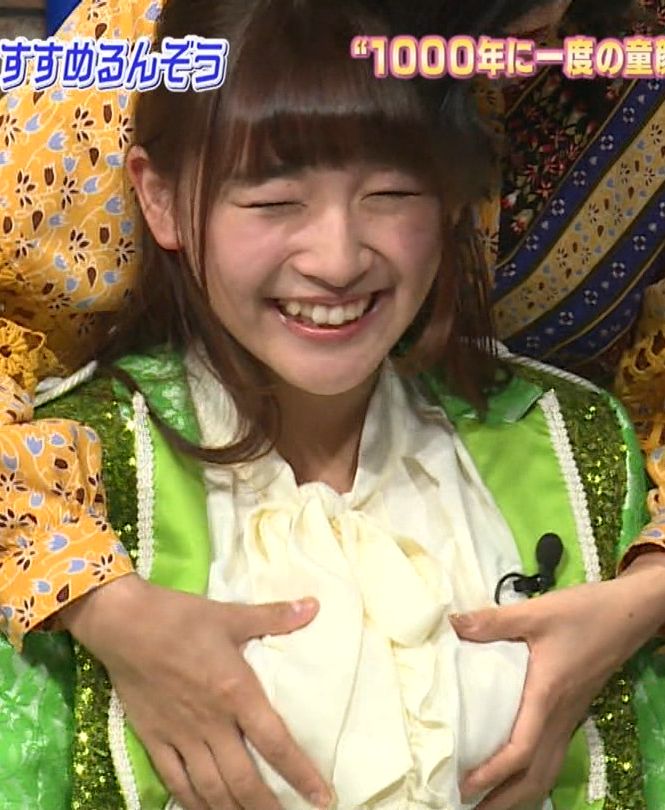 スパガ浅川梨奈(17)がTVで巨乳おっぱいガッツリ乳揉みされてるけどええんか?ww【エロ画像】