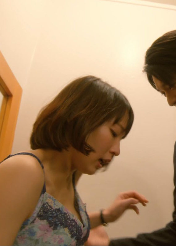 吉岡里帆(25)首絞めに浮きブラ姿がクッソエロいww【エロ画像】