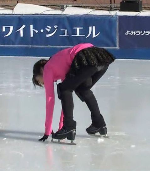 昔の女子アナ　パンチラ女子フィギュアスケート　エロ 女子アナ】フィギュアスケートに挑戦した滝菜月アナが華麗に純白パンチラ、GIFありｗｗｗ : 芸能人エロGIF画像 -エロ画像・エロキャプ・2chまとめ-