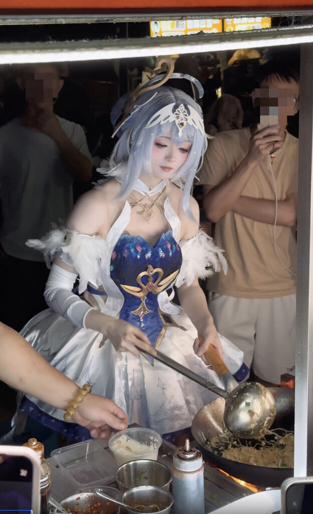 【悲報】中国で美少女コスプレ屋台が流行り出すｗｗｗｗｗｗ