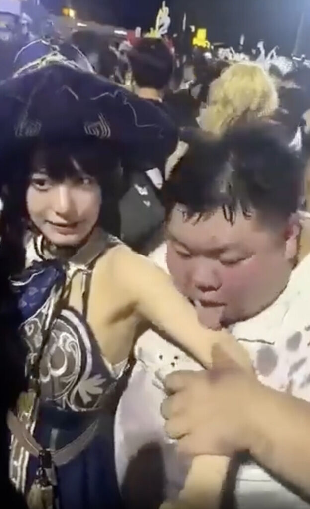 【動画】中国の美人コスプレイヤーさん、コスプレ会場で妖怪あかなめにベロベロ舐められてしまう・・・