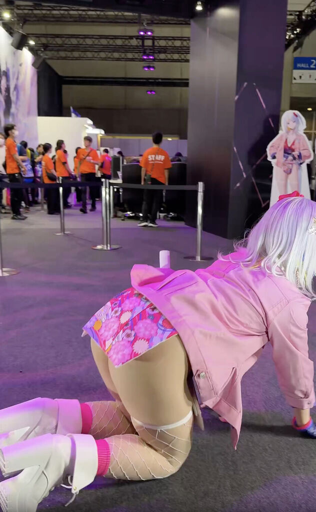 【動画】東京ゲームショーのコスプレイヤーさん、卑猥過ぎるパフォーマンスをしてしまうｗ