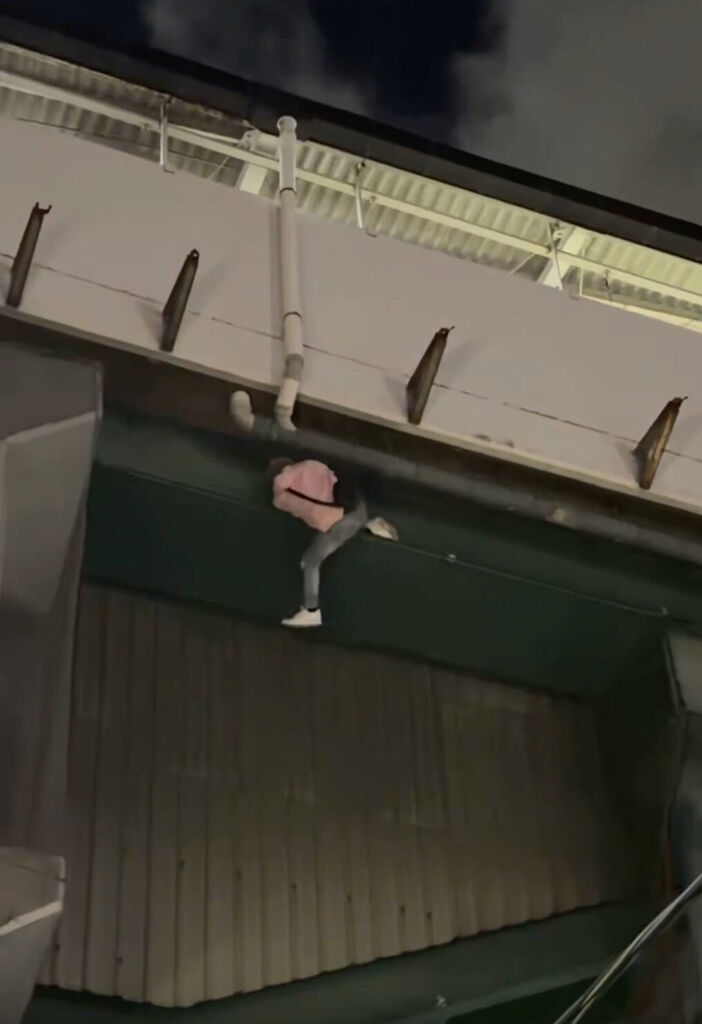 【驚愕】駅を素手でよじ登るスパイダーマン、見つかるｗｗｗ