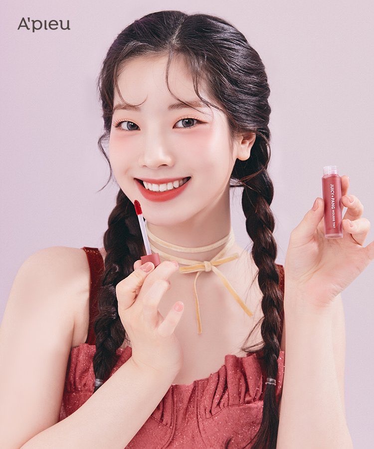 K Pop Twiceサナ ダヒョンが日本の化粧品ブランド オピュ の広告モデルに 健康的な美貌が視聴者大興奮 皆が知りたい芸能まとめ