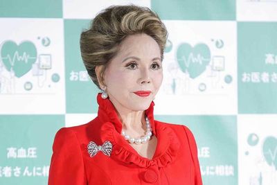 【慈善団体資金持ち逃げ報道】デヴィ夫人、週刊文春を刑事告訴「事実無根」「最近の週刊誌、著名人を貶め社会から抹〇」