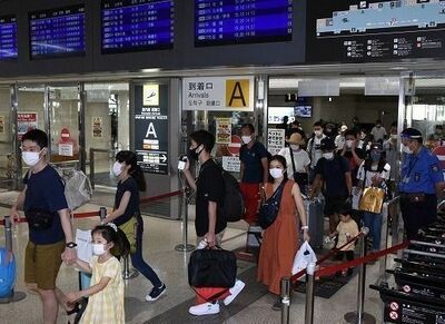 【GoTo沖縄】那覇空港、家族連れや観光客続々 玉城デニー知事「慎重に判断して」