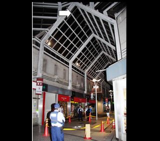 【兵庫神戸】14歳少年、アーケード屋根上で遊び転落　意識不明