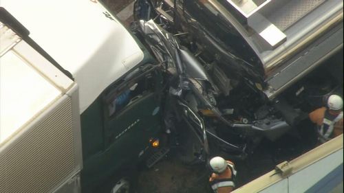 【軽自動車押しつぶされ厚さ30cm】阪神高速湾岸線　軽乗用車が大破し男女2人死亡　『丸点通運』の大型トラックとタンクローリーに挟まれ…多重事故