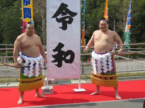 【給料泥棒!?】白鵬＆鶴竜、秋場所休場で批判殺到　ネット「引退勧告しろ！」