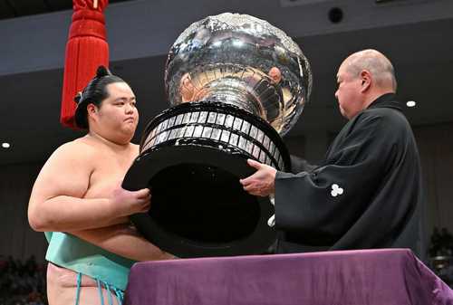 女人禁制の伝統と女性首相　高市早苗首相は土俵に上がらず相撲文化尊重