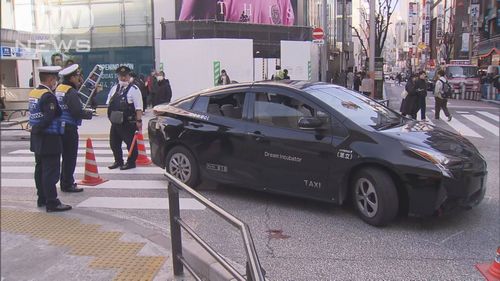 【新宿駅東口前】高齢男性が“プリウス”タクシーの下敷きに、意識不明　タクシー運転手の23歳男を逮捕