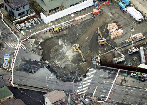 【八潮市道路陥没】下水管に障害物詰まり逆流の可能性穴 救出作業は再開されず