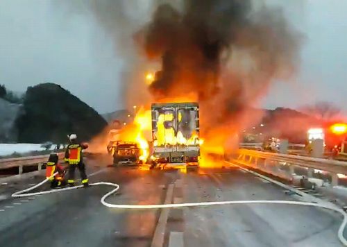 【雪で路面凍結】山口・中国道で玉突き事故、7台炎上　2人けが1人連絡取れず