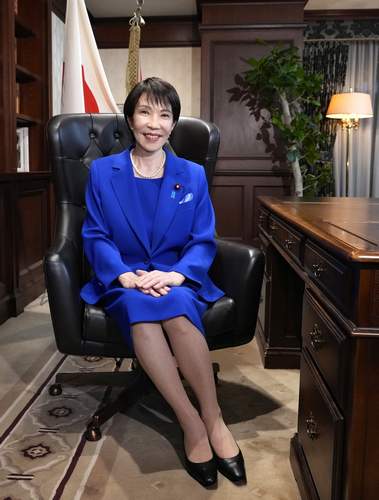 自民党総裁のいすに座る高市早苗新総裁=4日午後7時5分