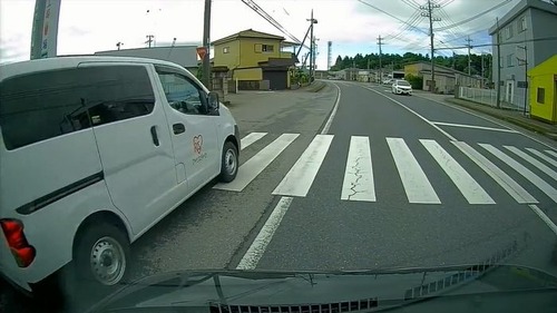 【止まらない栃木】アイリスオーヤマ社用車、横断歩道で停止した車を左から追い抜く　動画拡散し謝罪