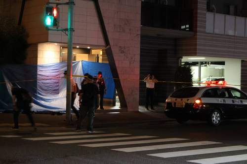 神戸市中央区事件｜住人の24歳女性が死亡　オートロック解除直後に後ろから　男は逃走中、防犯カメラに黒い半袖の服に黒色長ズボン