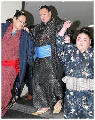 【モンゴル互助会崩壊】白鵬休場、“エルボー”封じられ左足親指負傷　稀勢の里は出場明言