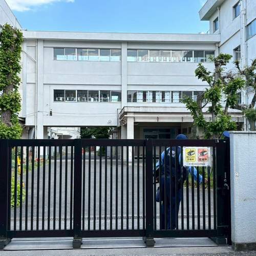 【立川第三小学校事件】凶悪事件の容疑者氏名公表されず 児童の母が男2人を招集 児童が語る恐怖「もう死んじゃうのかな…」「先生がやられたから逃げるしかなかった」