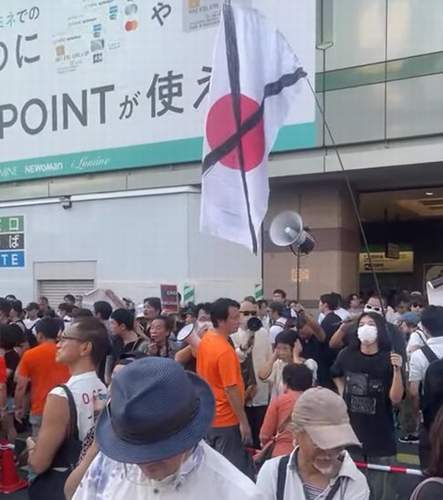 参政党街頭演説が妨害被害｜新宿駅前で梅村みずほ・望月都議が言論の自由を訴え　反対派、日本国旗に「×」印を付けるヘイト行為も確認