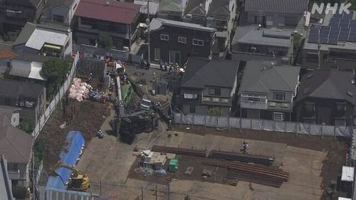 【東京品川】老人ホーム建設現場で大型クレーン車横転 ワゴン車の1人死亡1人大けが 「掘削機つって移動の最中にバランス崩した」