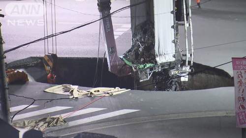 【八潮市道路陥没 続報】トラックつり上げ直後に新たな陥没 運転手の救助活動難航　地下にガス管、周辺住民に避難指示