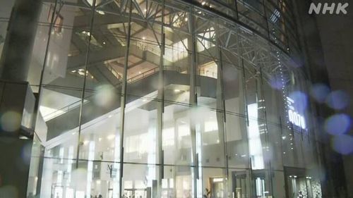 【丸の内オアゾ】10歳くらいの男児、6階から転落か　防犯カメラに転落防止柵を乗り越える様子