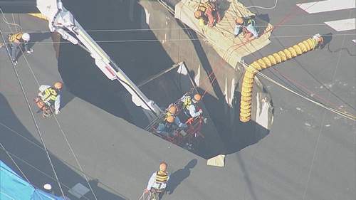 【八潮市道路陥没】深さ10ｍの穴、トラック1台が転落　運転手の救出活動中　周辺道路を通行規制