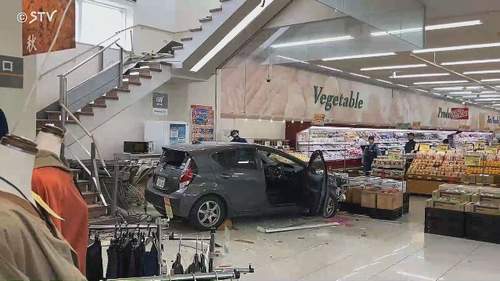 屋上駐車場から車が転落する事故があった釧路市川上町のスーパー「ビッグハウス旭町店」