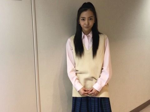 【画像あり】板野友美の女子高生制服姿が似合いすぎるンゴｗｗｗ