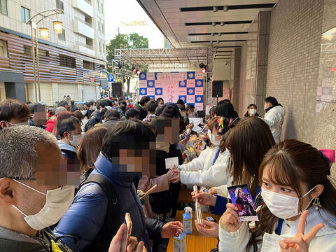 異例マスク着用握手会　アイドルも新型コロナウイルス対策に苦慮　←　中止にしろよwww