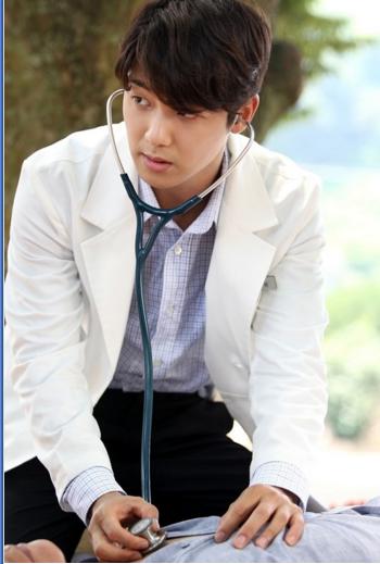 病院船 Cnblue カン ミンヒョク スチールカットを公開 イケメン内科医に変身した姿に 視線集中 Daisukibox Comのblog