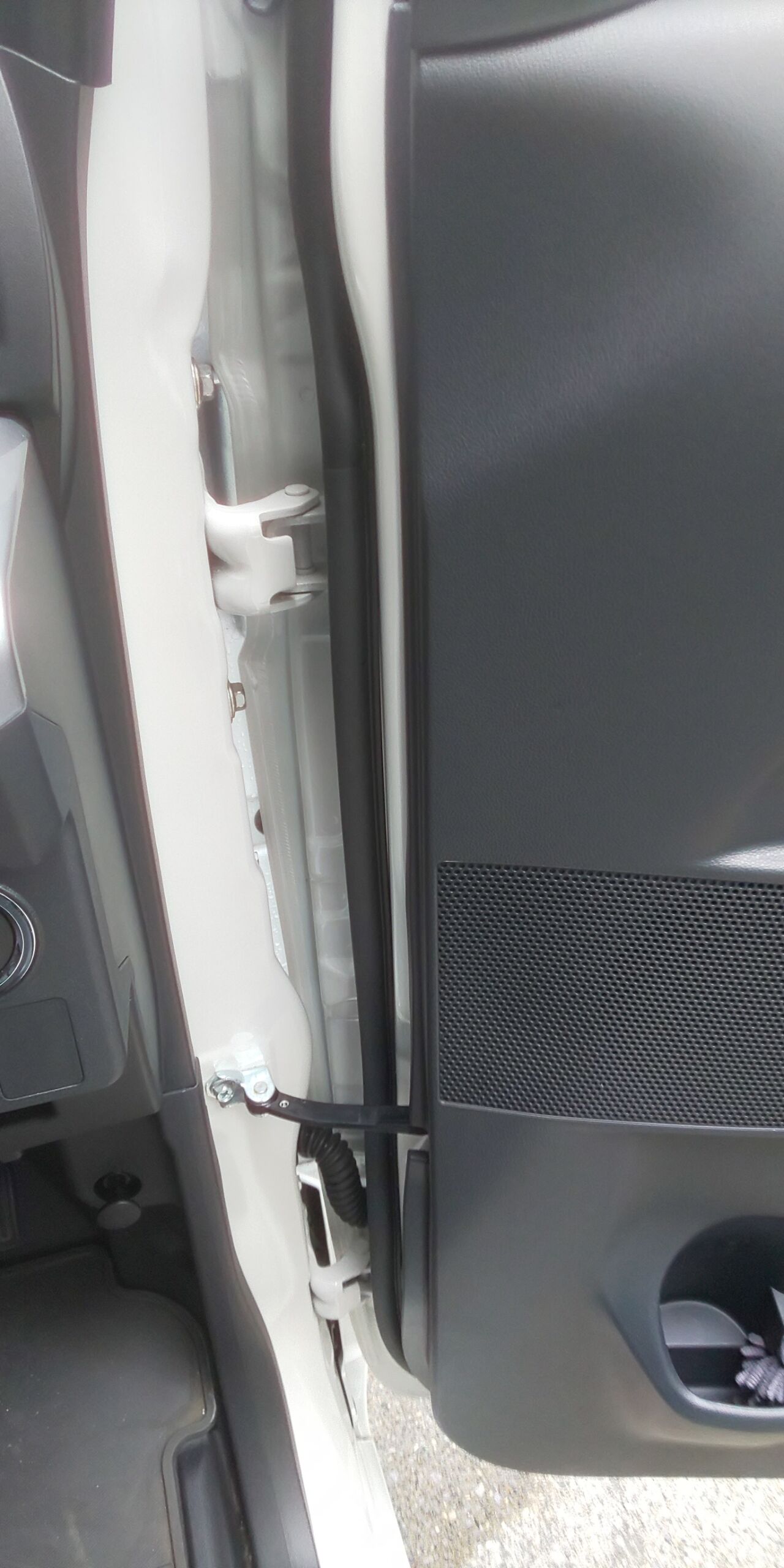 比較的簡単に揃えられるものでドアヒンジの汚れ落とし げるのメンテナンスノート 主に洗車