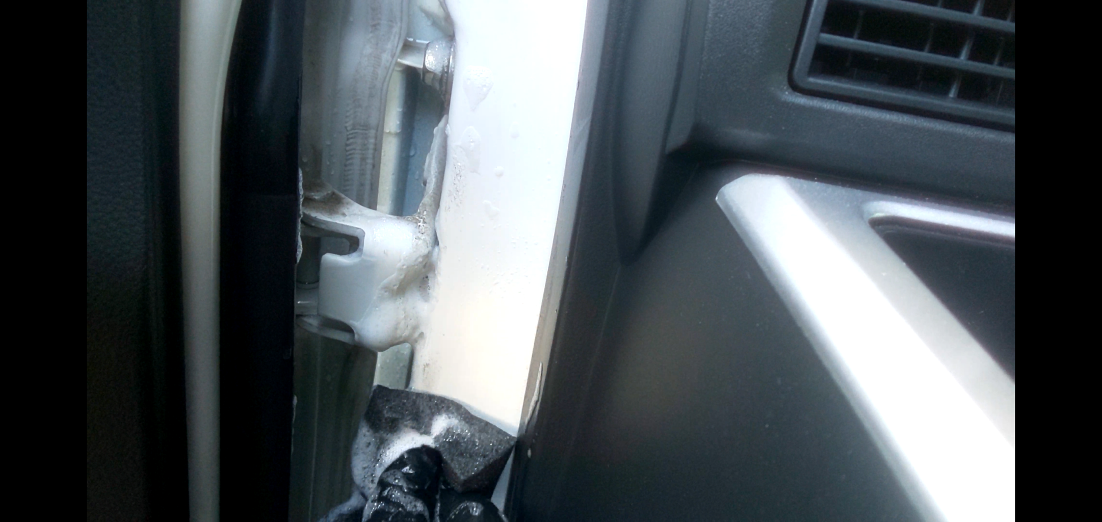 比較的簡単に揃えられるものでドアヒンジの汚れ落とし げるのメンテナンスノート 主に洗車