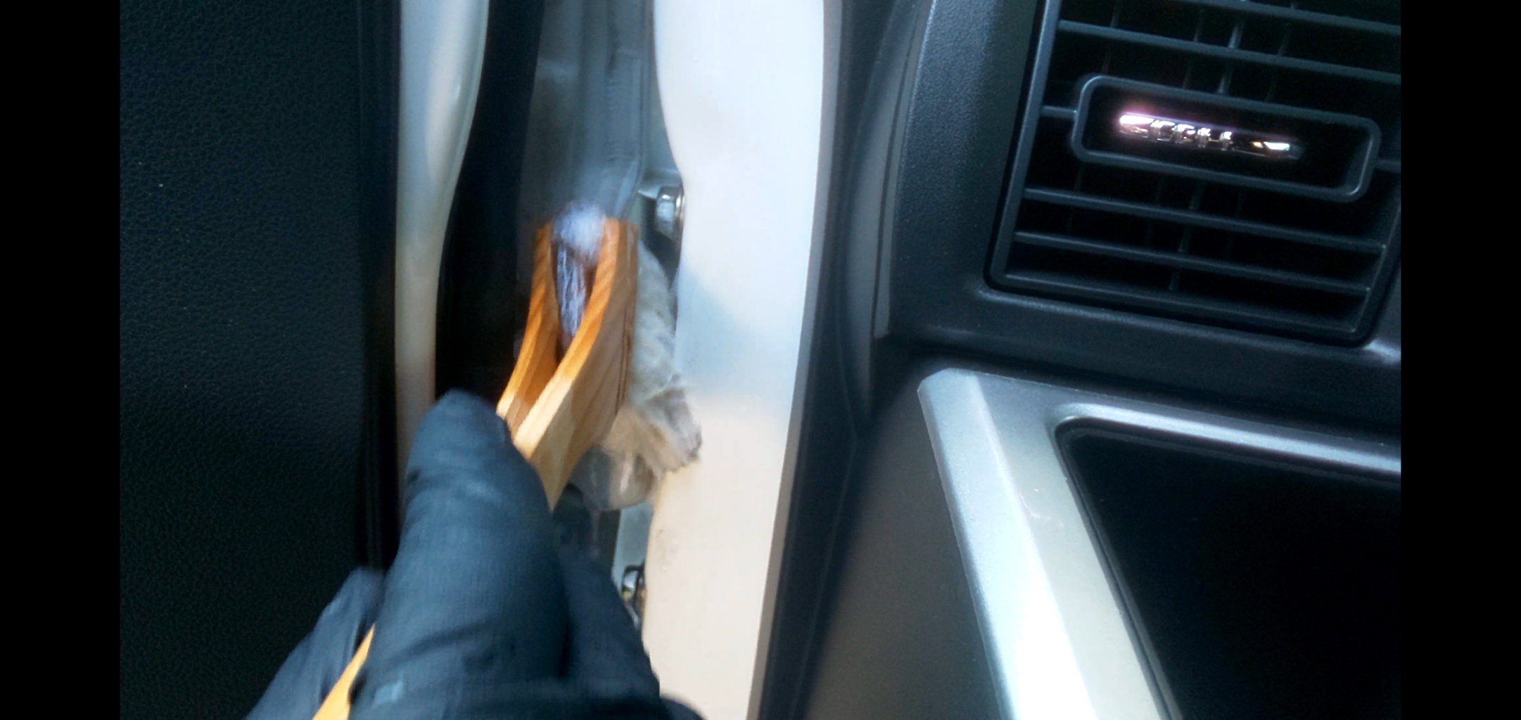 比較的簡単に揃えられるものでドアヒンジの汚れ落とし げるのメンテナンスノート 主に洗車