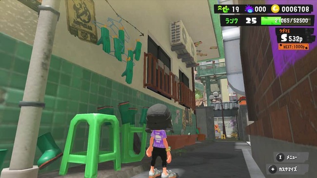 バンカラ街の路地裏を歩くプレイヤー