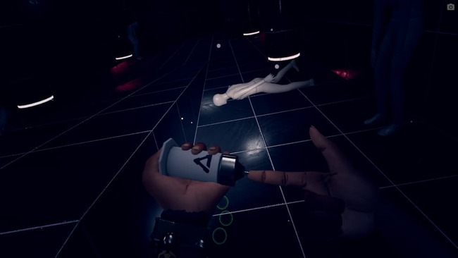 暗闇の中、指に薬液を注射する事でリロード出来るフィンガーガンを扱うソニア