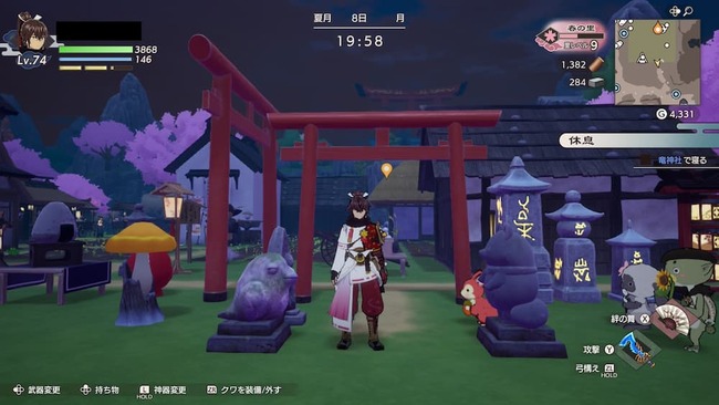 春の里の夜にて適当に配置した鳥居や置物などの装飾物の前に立っている主人公