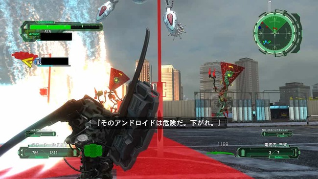 赤いアンドロイドと対峙する刀装備のフェンサー