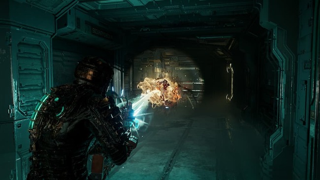 ビームを放つ武器で船内の化け物を攻撃するアイザック