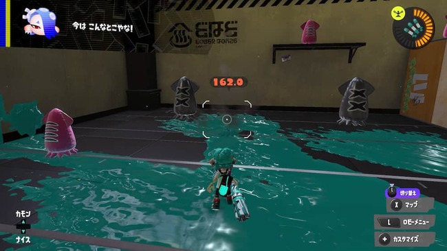 オンライロビーにて射撃練習するプレイヤー