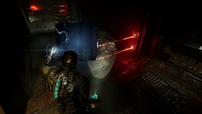 キネシスという特殊な能力を使って船内の罠を回避しているアイザック