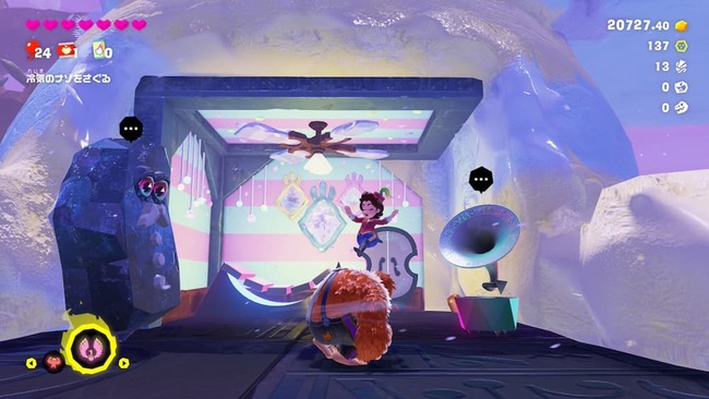 別荘前にて回転ジャンプのために丸まって転がるドンキーコングの上に乗っかりバランスを取るポリーン