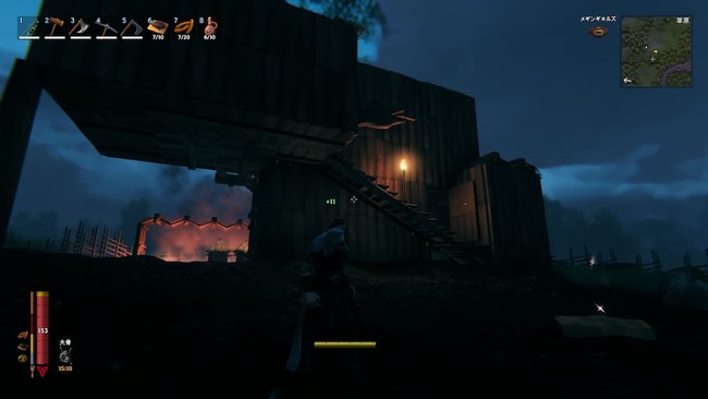 木造の拠点を裏側から眺めている主人公