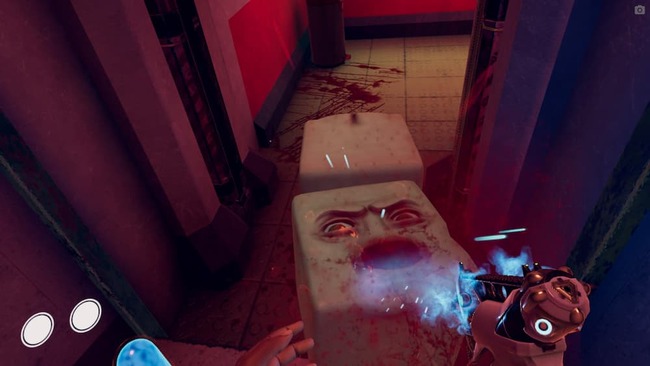 通路の床にいる四角い箱型の宇宙人を銃で攻撃する主人公のソニア